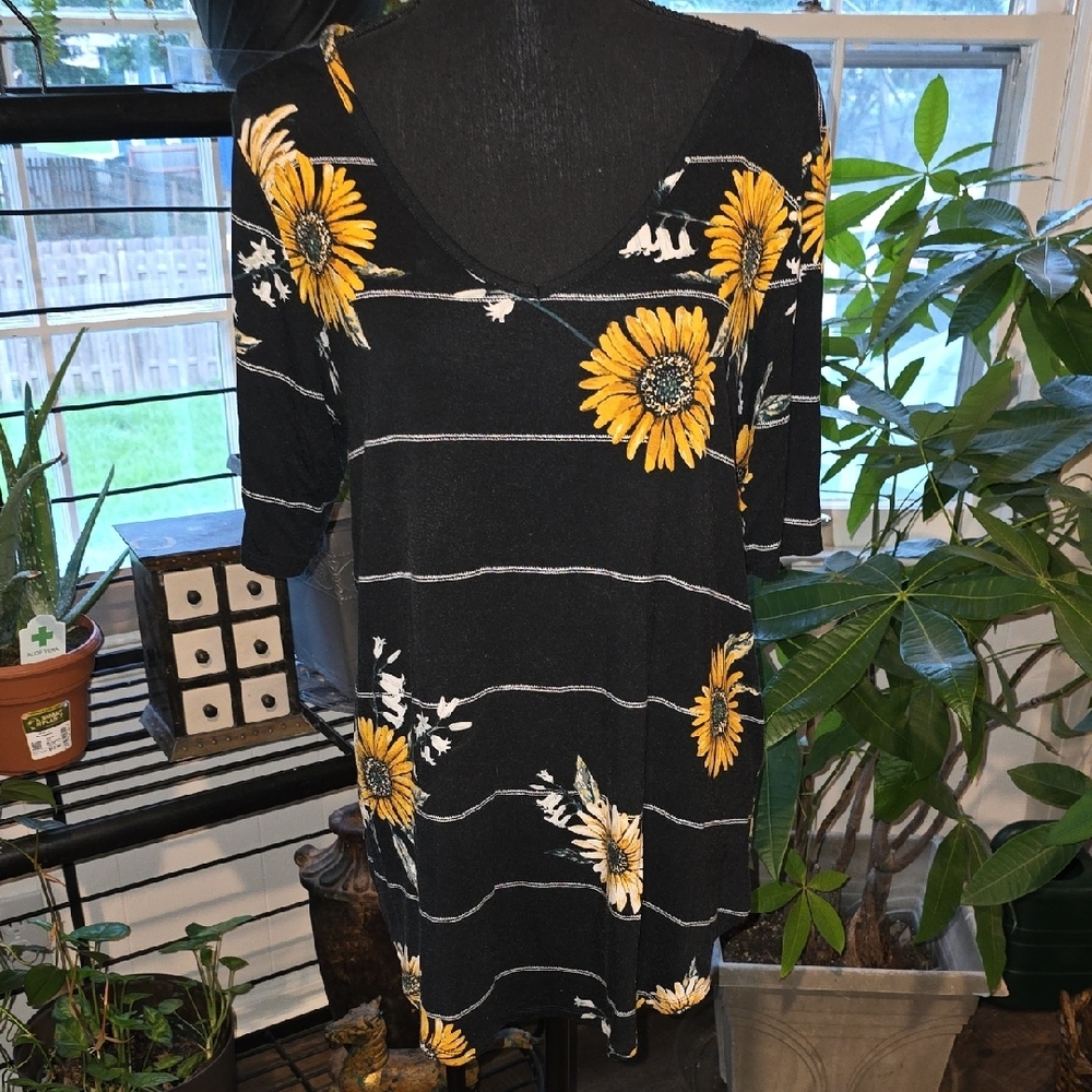 Maurices Black Floral 24/7      V NeckTee